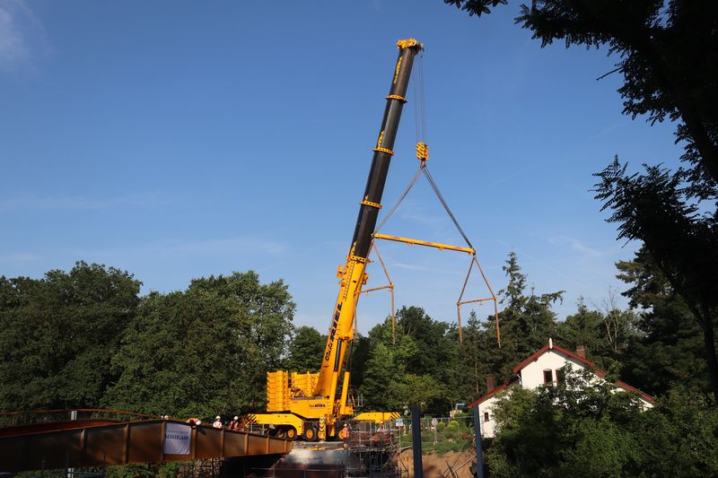 Plaatsing brug over de Maaslijn bij Molenhoek.